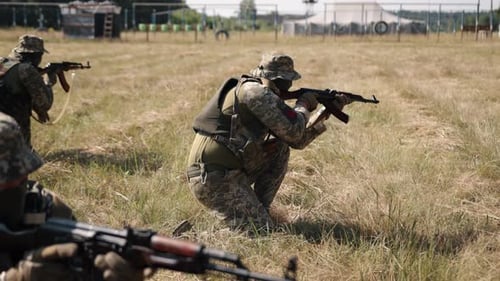 Auf dem Schlachtfeld greift eine Gruppe von Soldaten mit Waffen und Munition das feindliche Militär an
