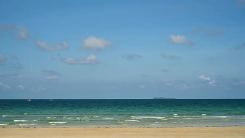 Lapso de tempo da praia tropical de areia branca com uma palmeira de coco em um dia ensolarado.