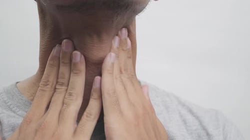 homme avec douleur au cou sur fond blanc