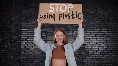 Un groupe de jeunes qui protestent contre la pollution de l'environnement et le réchauffement climatique