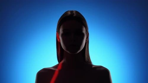 Une personne mystérieuse avec un effet de lumière bleu et rouge spectaculaire