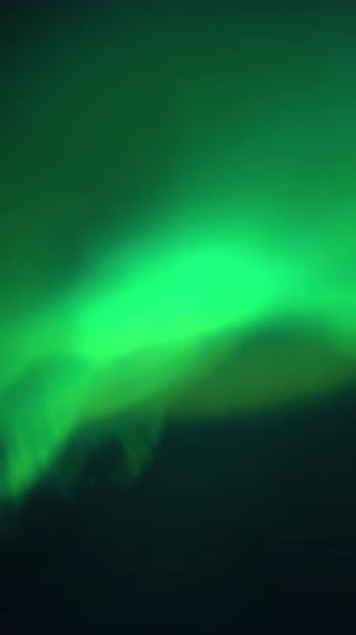 Des aurores boréales scintillent dans le ciel nocturne, des lumières célestes dansent dans l'obscurité arctique, une lueur éthérée