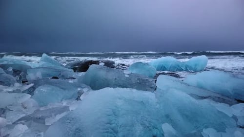 Formations de glace sur la plage de Diamond en Islande en hiver 4k