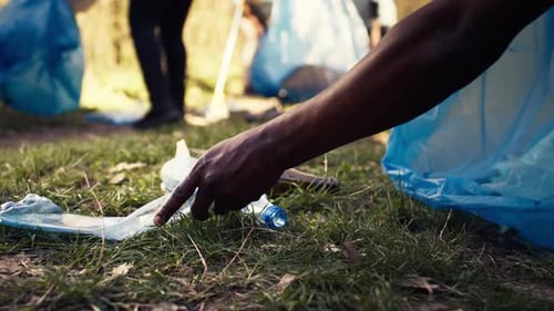 Personas que apoyan la limpieza del medio ambiente natural mediante el acaparamiento de materiales reciclables