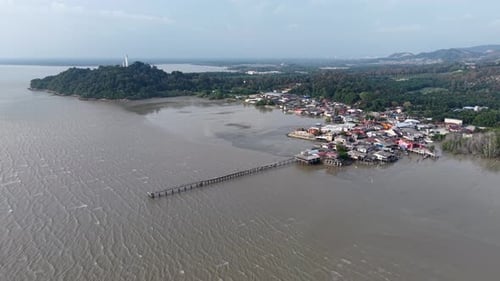 Vue aérienne en soirée par Drone de la côte malaisienne du village de Segenting