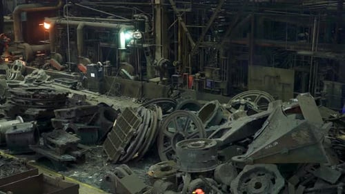 Der Prozess der industriellen Schrottverarbeitung in einer Fabrikumgebung — Stockclip