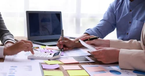 Colleagues in the organization hold a business project planning meeting and discuss the organization