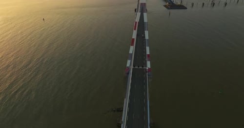 Vue aérienne du pont de Saint-Nazaire, un pont haubané enjambant la Loire et reliant
