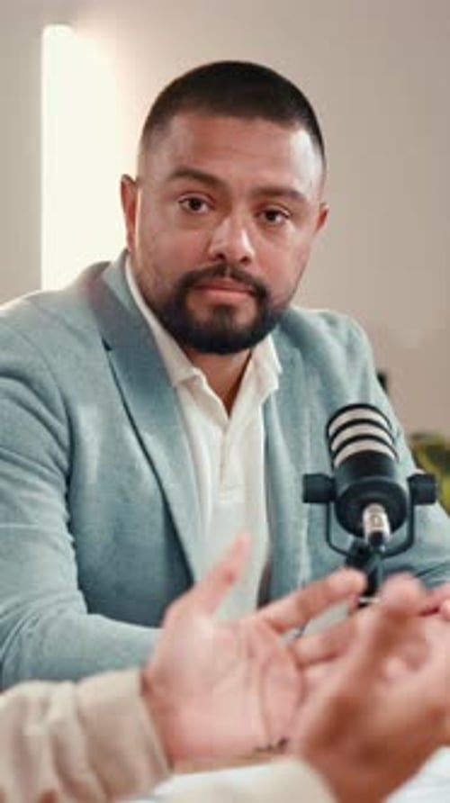 Mikrofon, Interview und Podcast mit Mann im Gespräch mit Talkshow, Übertragung oder Streaming