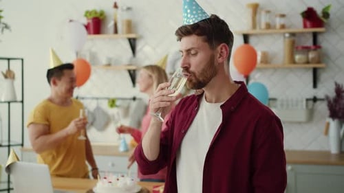 Uma celebração festiva com amigos, ótimas bebidas e alegria e risadas sem fim para todos