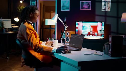 Afroamerikanischer IT-Spezialist, der mit Programmiersprache und Infografiken arbeitet