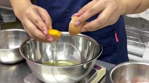 Gebäck, Desserts, Herstellung von Desserts in Bearbeitung, Patissier Eier knacken, Eiweiß und Eigelb trennen, um