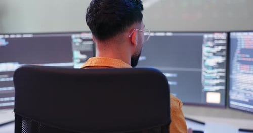 Escritório, homem e funcionário no computador com codificação como analista de dados para programação
