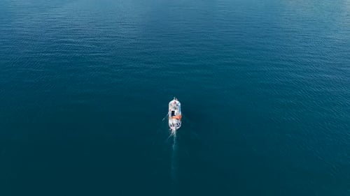 Luftbild Video Fischern, die Netze vom Boot sammeln