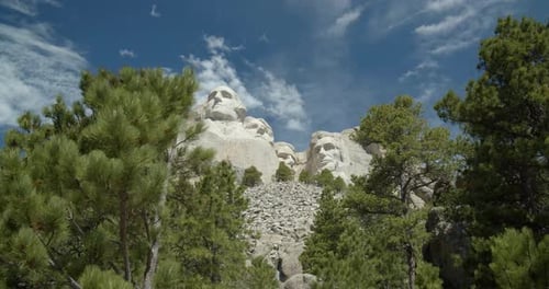 El monte Rushmore tiene caras talladas en piedra vistas a través de los árboles de Dakota del Sur