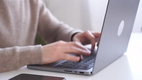 Crop Man arbeitet am Laptop