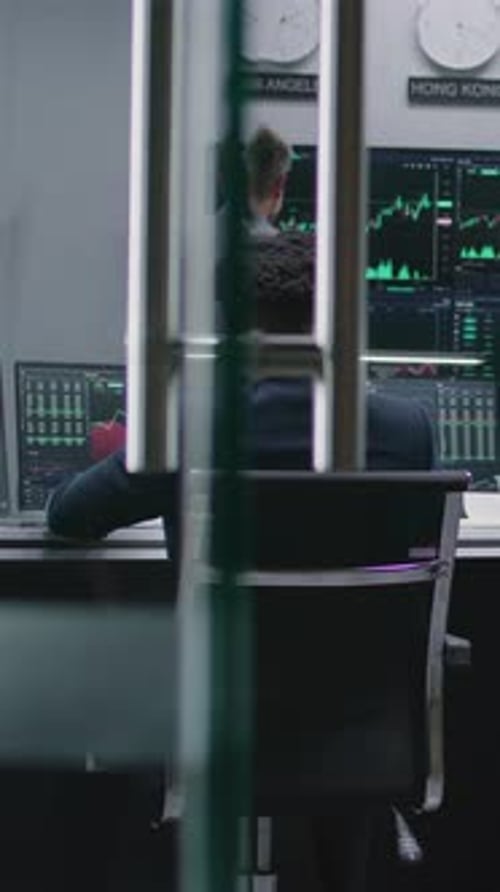 Equipe de traders analisa gráficos do mercado de câmbio