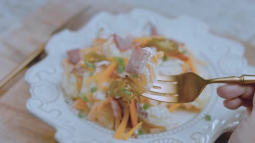 Degustación de la ensalada con una ensalada de papa y jalapeños Golden Fork con tocino, comida al estilo retro