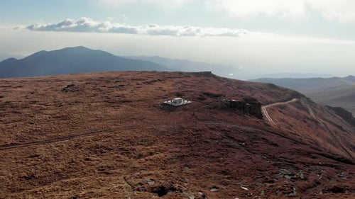 Zumbido: Vídeo sobrevolando la montaña del cementerio de la Segunda Guerra Mundial, Kaimaktsalan, Macedonia