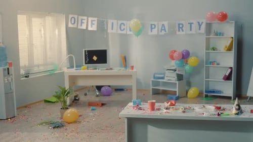 Escritório vazio após a festa Corporativo, confetes de lixo, pratos e copos de plástico sujos, balões e