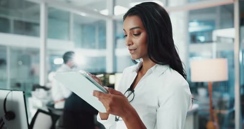 Femme, développeuse et écrivant sur tablette au bureau pour la recherche, la programmation et la mise à jour logicielle