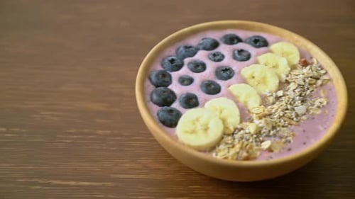 смузи боул в миске с мюсли и ягодами