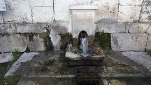 fuente de agua histórica en la antigua ciudad de Ágora en Izmir