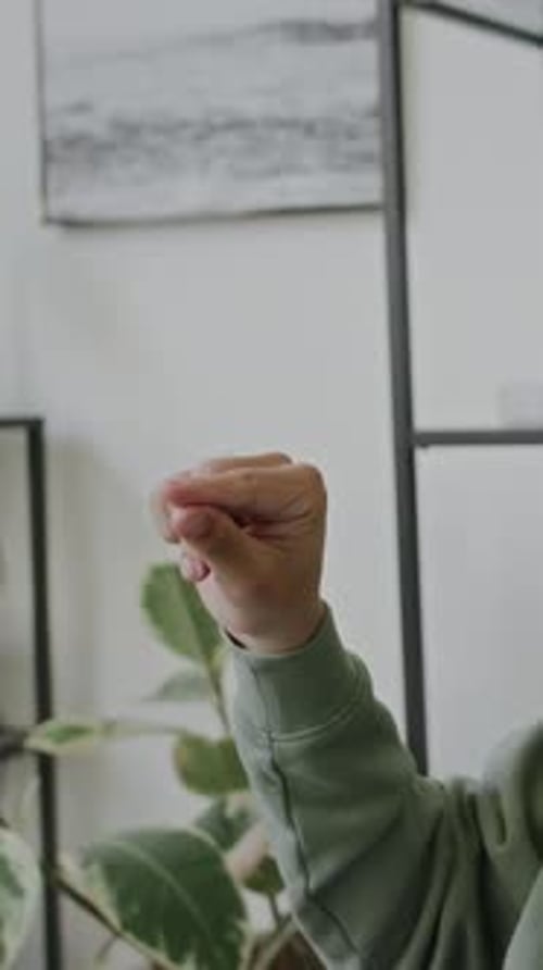 Main d'un garçon sourd-muet récitant l'alphabet en langue des signes