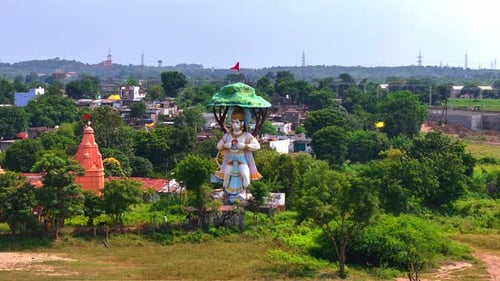 L'ancien temple hindou et la statue de Hanuman sont magnifiquement entourés d'arbres, ce qui ajoute à son charme.