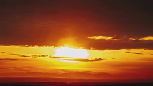 Zeitraffer-Sonnenuntergang über dem Horizont in orangefarbenem Himmel mit Dramatisch Wolken
