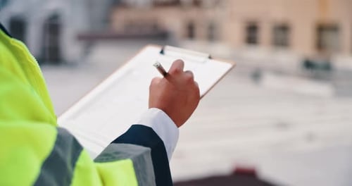 Personne, ingénieur civil ou écrivant à la main avec un presse-papiers en ville pour l'architecture