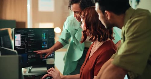 Programação, ajuda e pessoas no local de trabalho, computador para desenvolvimento web ou ideias para atualização do sistema