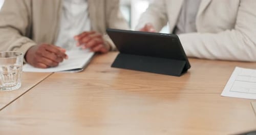 Zoom manuel, tablette ou conseiller financier avec un homme noir pour les finances, l'examen des investissements