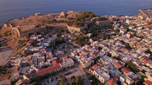 Luftaufnahme der historischen Festung und Küstenstadt bei Sonnenuntergang