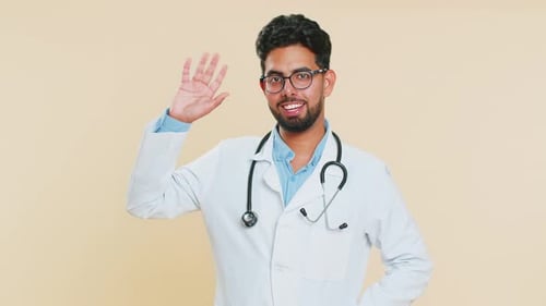 Joyeux docteur, homme souriant et amical, agitant les mains, faisant des gestes de bonjour, salutation au revoir, invitation à une réunion