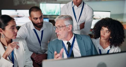 Líder governamental, de segurança e de equipe no computador na sala de controle para planejamento