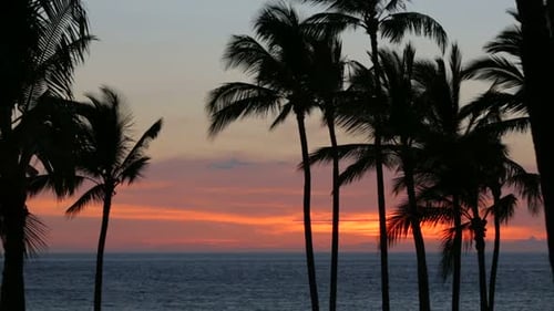 Der goldene Sonnenuntergang spiegelt sich im Pazifik vor der großen Insel Hawaii wider
