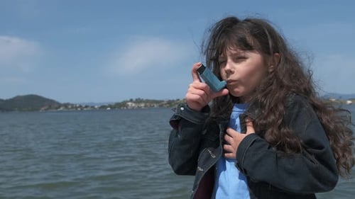 Ein Asthmaanfall bei einem Kind.