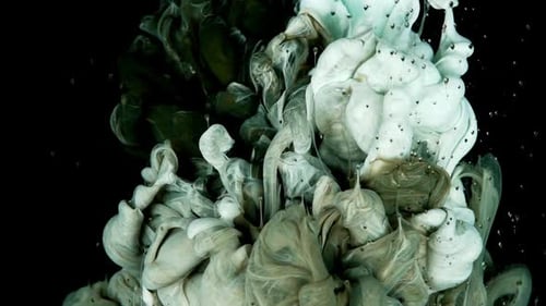 Vívido fluxo de tinta verde escuro colorida misturando gotas e girando sob a água, nuvem de tinta isolada em