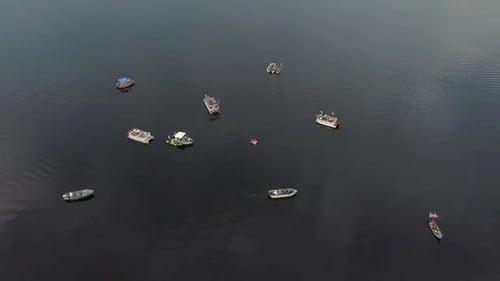 Vue aérienne des bateaux et du lac