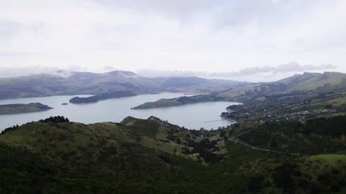 Estabelecendo uma foto de drone da cidade de Governors Bay em Canterbury, Nova Zelândia