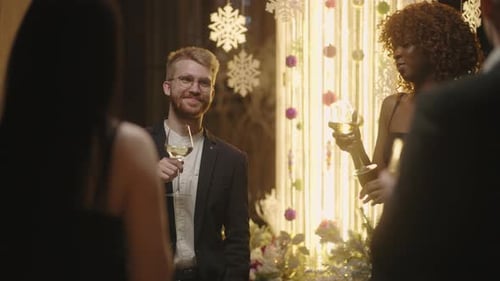 Festa da empresa em restaurante no final do ano Decorações de Natal no salão de pessoas multiétnicas