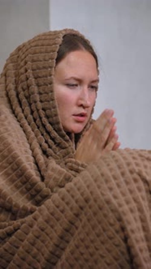 Jeune femme aux prises avec des symptômes de toux et de rhume alors qu'elle se reposait à la maison