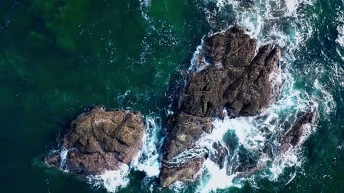 Luftaufnahme von oben auf ein transparentes blaues Meer mit schönen Wellen an sonnigen Tagen im Sommer. Meeresluft