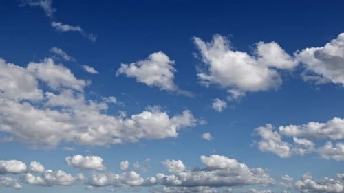 Weiche weiße und flauschige Wolken, die am blauen Himmel schweben 18