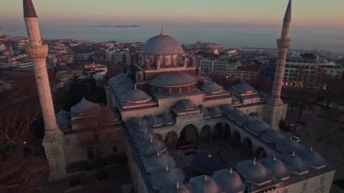 Cúpulas y minaretes de la mezquita de Beyazit a la luz del atardecer