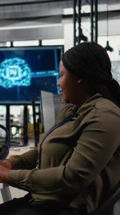 Vertikaler Videosystemadministrator im Büro mit AI LLM Chatbot