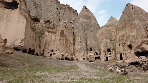 Kloster Selime in Kappadokien, Türkei mit Enten im Vordergrund