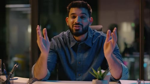 Câmera Web View Homem étnico indiano sorridente Empresário Coach de negócios Empreendedor Gerente de RH