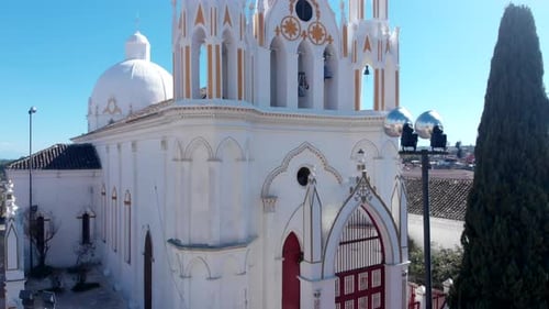Décollage d'un drone depuis le temple de San Jose depuis le Comitán de las Flores, Chiapas, Mexique, ciel bleu